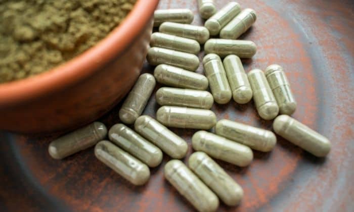 bowl of kratom and pills